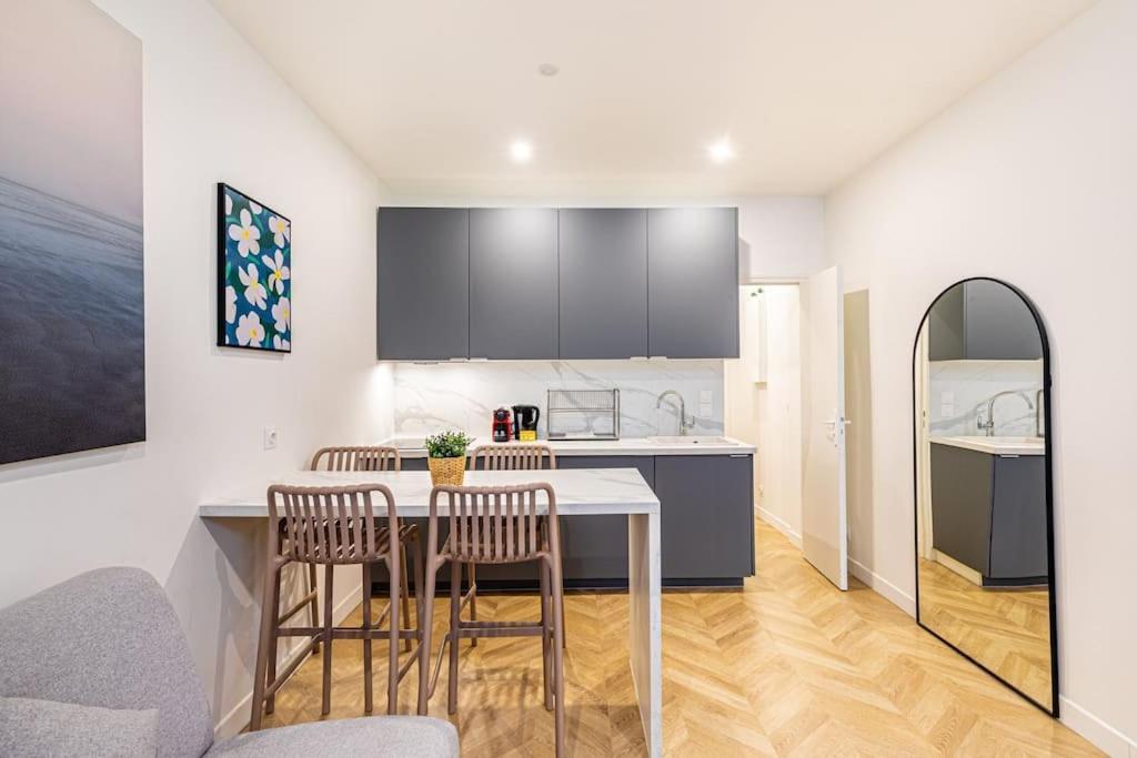 Moderne Pour 4 Proche Arc De Triomphe Appartement Parijs
